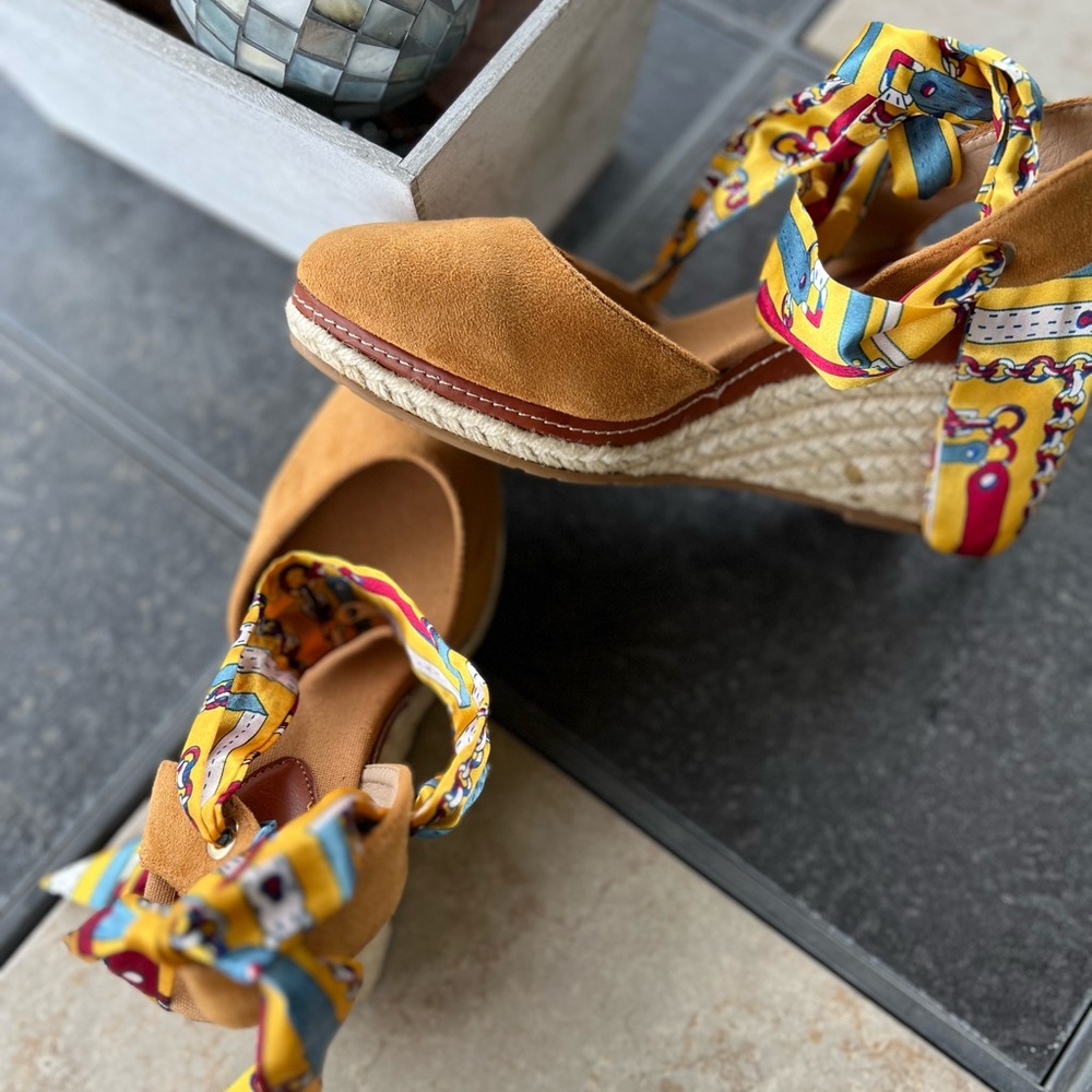 This shoe has suede at the top and a textile lining.. it’s comfortable